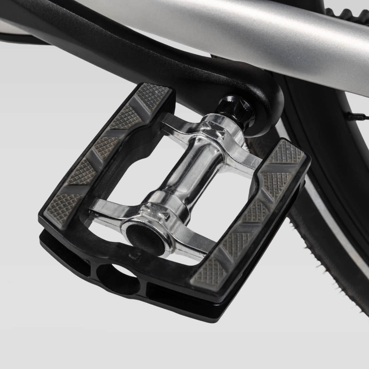 Textured black grip pedal attached to the crank arm on the Cement Gray Cikada Urban Cruise