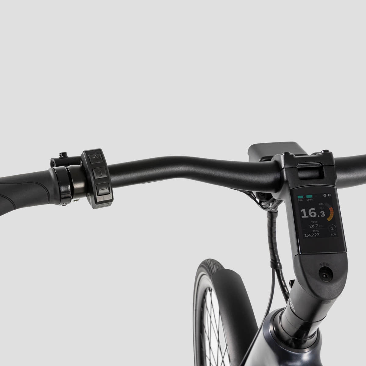Stem-integrated 2-inch smart display on the Urban Cruise in Matte Black